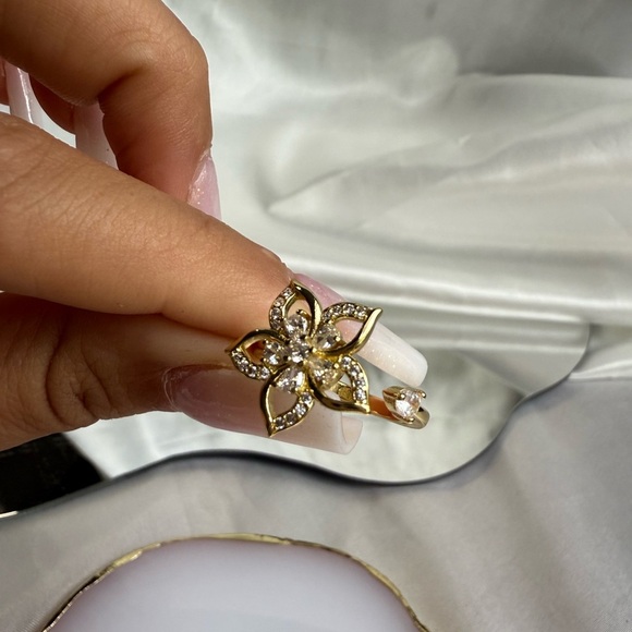 Unique anthro Gold Floral Ring with Crystals - Picture 3 of 10